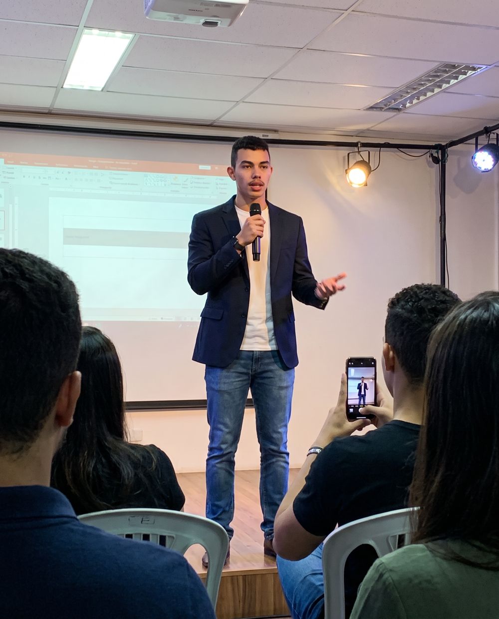 Mansueto Mesquita palestrando para empresários num encontro de negócios